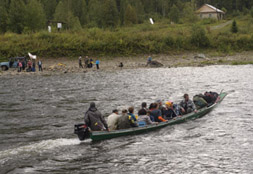 Лодка на переправе через реку Томь