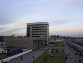 Железнодорожный вокзал Новокузнецка на фоне закатного неба
