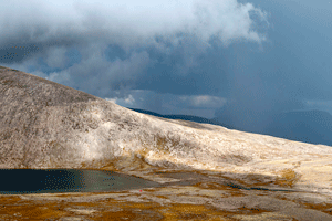 Озеро на склоне Хибинских гор