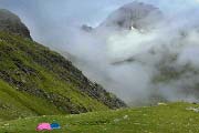 Туман поднимается из горной долины в Альпах
