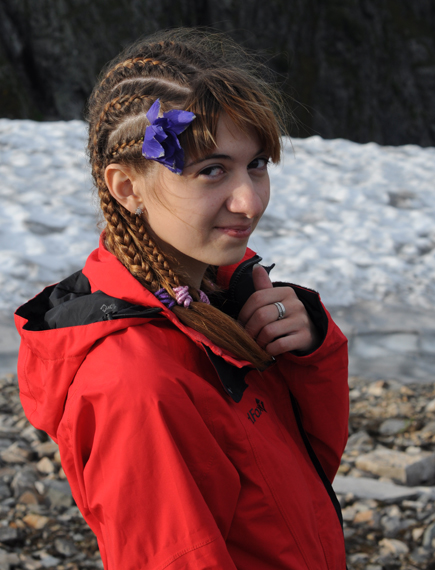 Ирина Лыкосова фото на фоне снежника на седловине перевала Караташский