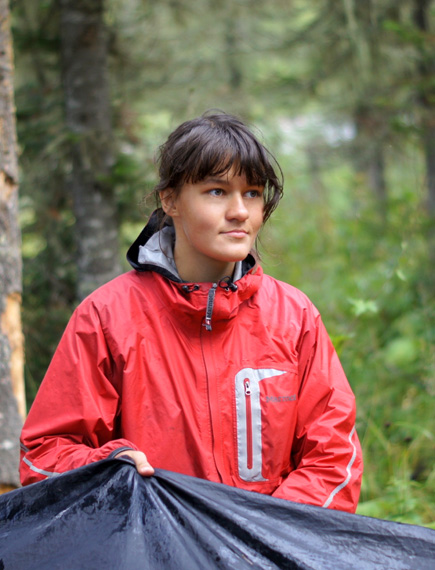Татьяна Перцевая фото в горном лесу с дном от палатки